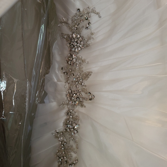 Brand new wedding dress - Picture 6 of 6